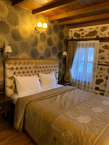 een slaapkamer met een groot bed in een kamer bij Harmony Butik Otel in Alanya