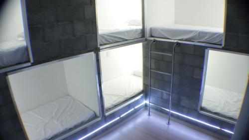 Viva Hostel Design tesisinde bir ranza yatağı veya ranza yatakları