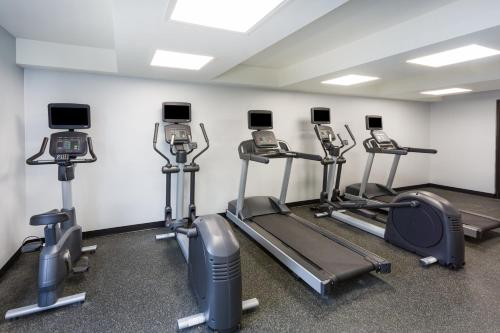 Holiday Inn - Boone - University Area by IHGにあるフィットネスセンターまたはフィットネス設備