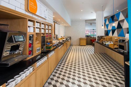 un restaurante de comida rápida con suelo de tablero de ajedrez en Holiday Inn Express Portsmouth – North by IHG, en Portsmouth