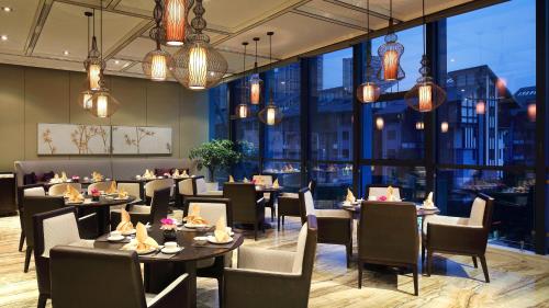 Crowne Plaza Yibin, an IHG Hotel tesisinde bir restoran veya yemek mekanı