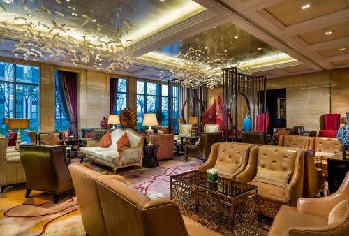 a lobby with couches and chairs and a chandelier at InterContinental Shijiazhuang by IHG in Shijiazhuang