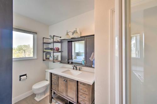 Un baño de Wine Lovers Garden Oasis in Sutter Creek!