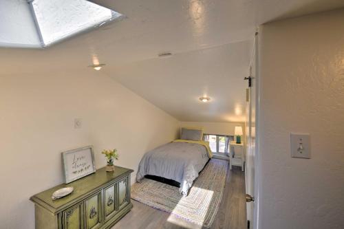 Una cama o camas en una habitación de Wine Lovers Garden Oasis in Sutter Creek!