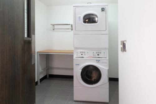 a washer and dryer in a small room at Holiday Inn - Ciudad Juarez by IHG in Ciudad Juárez