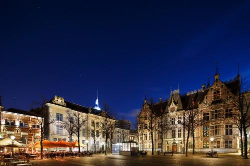 un groupe de bâtiments de nuit dans une ville dans l'établissement Holiday Inn Express The Hague - Parliament, an IHG Hotel, à La Haye