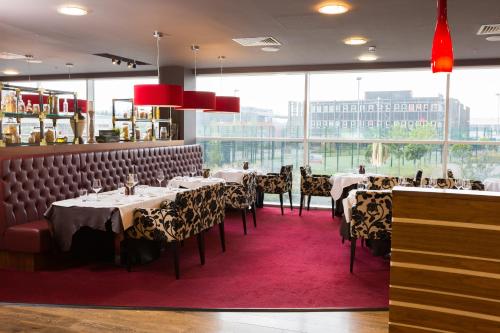 A restaurant or other place to eat at Holiday Inn Manchester-Mediacityuk, an IHG Hotel