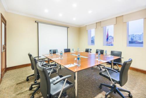 a conference room with a long table and chairs at Holiday Inn Express Quito by IHG in Quito
