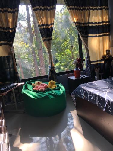 a room with a bed and a green tub of food at Hamadhi guest in Haldummulla