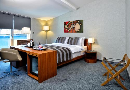 Habitación de hotel con cama, escritorio y escritorio. en Modus Hotel Istanbul, en Estambul