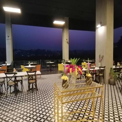 Ein Balkon oder eine Terrasse in der Unterkunft Chiangkhong Teak Garden Riverfront Onsen Hotel- SHA Extra Plus