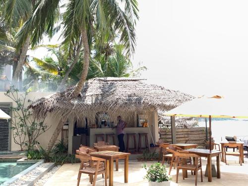 Un restaurante o sitio para comer en Sapphire Seas Beachfront Hotel