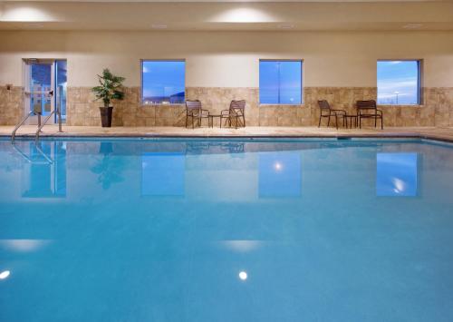 Swimming pool sa o malapit sa Holiday Inn Lincoln Southwest, an IHG Hotel