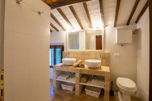 A bathroom at Villa Violetta