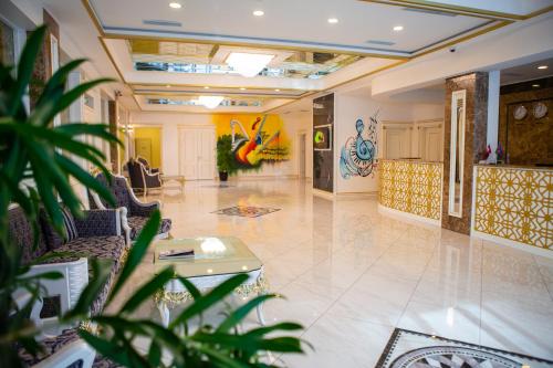 um lobby com uma planta em primeiro plano em Piano Hotel Baku em Baku