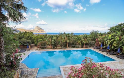 a swimming pool with a view of the ocean at Cala Dell'Arena in Macari