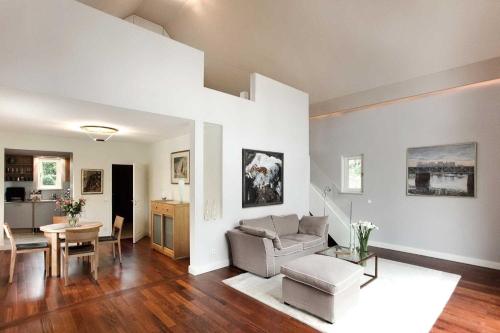 un salon avec un canapé et une table dans l'établissement Landhaus Gernitz, à Seedorf