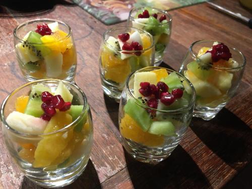 vier glazen gevuld met fruit op een houten tafel bij Domaine TerrOcéane in La-Gripperie-Saint-Symphorien