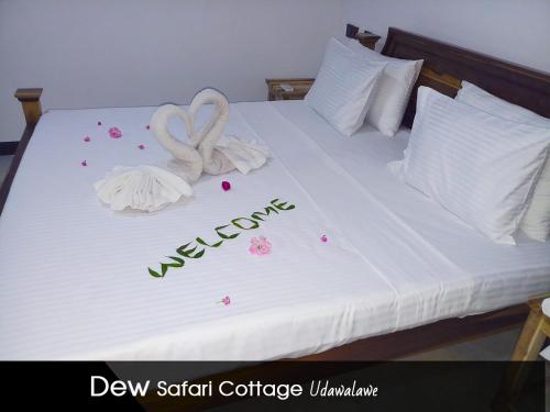 Postel nebo postele na pokoji v ubytování Dew Safari Cottage
