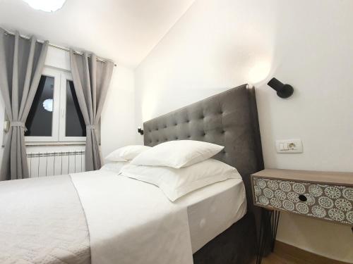 Posteľ alebo postele v izbe v ubytovaní Apartments Karla