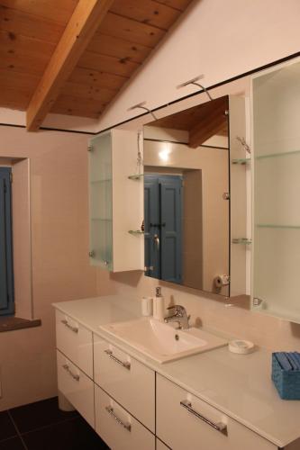 ein Bad mit einem Waschbecken und einem Spiegel in der Unterkunft Sard Paradise in Ruinas