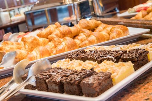 a display of desserts and pastries in a bakery at Best Western Plus Plaza Hotel Darmstadt in Darmstadt