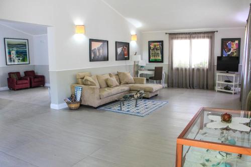 Ruang duduk di Albaruja Hotel