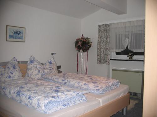 A bed or beds in a room at Ferienhaus Marianne
