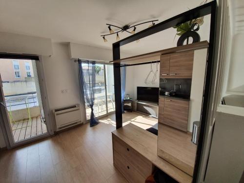 - un salon avec une commode et un grand miroir dans l'établissement Studio Royale Marine, à Fréjus