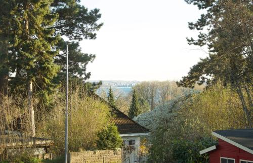 Blick auf ein Haus von der Straße in der Unterkunft Haus OstseeLicht in Sierksdorf