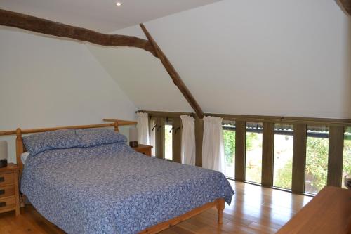 Un pat sau paturi într-o cameră la The Linhay