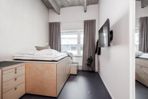 アーランダにあるForenom Hotel Arlandaのベッドルーム1室(デスク上にベッド1台付)