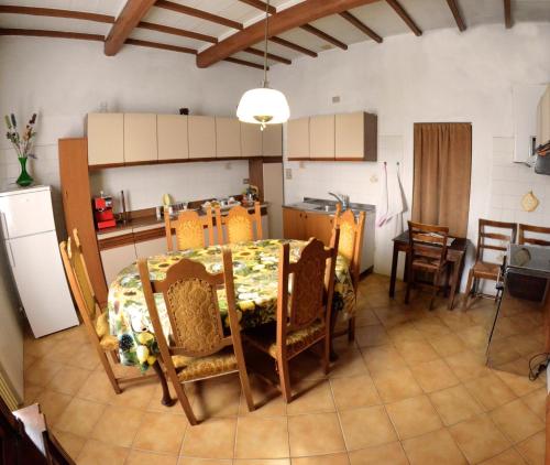 a kitchen and dining room with a table and chairs at Agriturismo Santa Giuditta in Sovicille