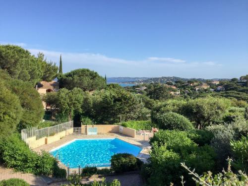 - une vue aérienne sur la piscine dans une villa dans l'établissement Apartment Les Coteaux de la Nartelle-20 by Interhome, à Sainte-Maxime