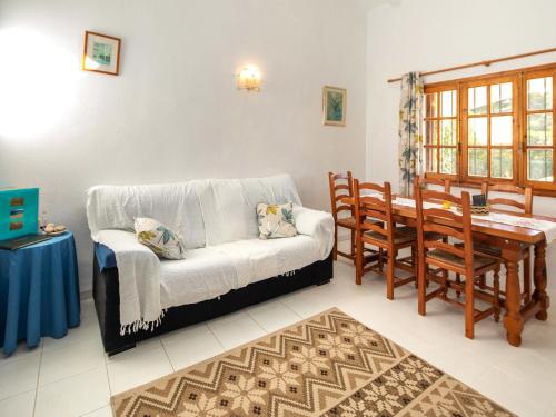 sala de estar con sofá, mesa y sillas en Holiday Home Las Haciendas by Interhome, en Alcossebre