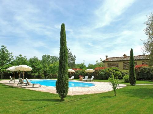 einen Pool mit Stühlen und Sonnenschirmen im Hof in der Unterkunft Holiday Home Capanna di Sopra by Interhome in Villa Bertolli