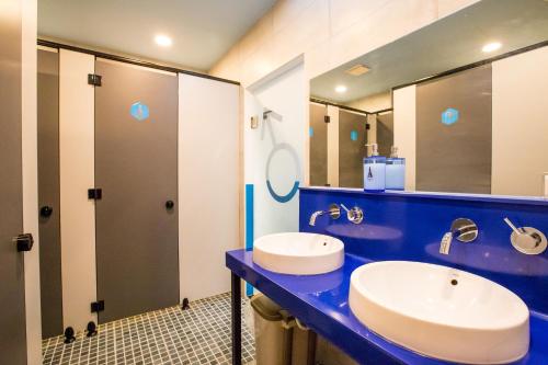 宜蘭市的住宿－山啄木青年旅館，一间带两个盥洗盆和大镜子的浴室