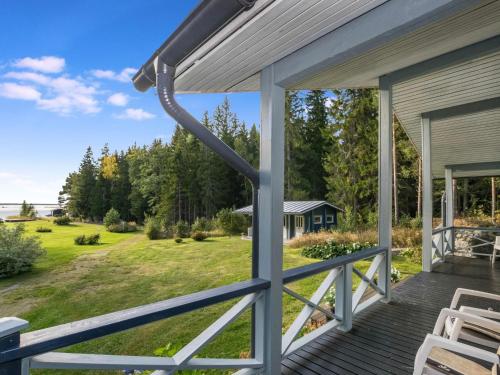 una vista dal portico di una casa di Holiday Home Solgläntan by Interhome a Alskat