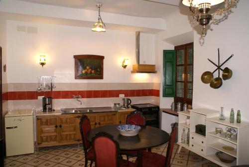 La Cañota Suite King Rooms Adults Only في Talara: مطبخ مع طاولة ومغسلة ومكتب