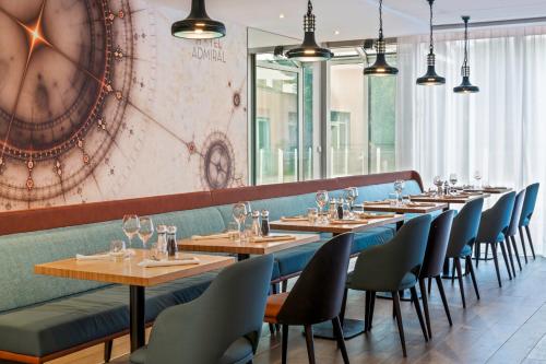 Un restaurante u otro lugar para comer en Best Western Plus Hotel Admiral