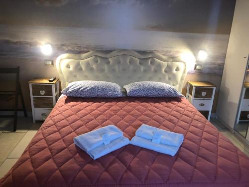- une chambre avec un lit et 2 serviettes dans l'établissement B & b Oasis Passion Fiera - Triple room, à Rho