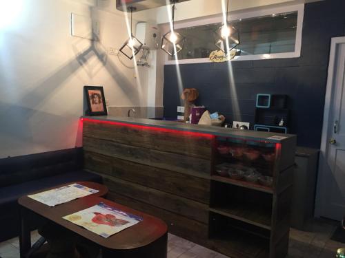 un ristorante con bancone, tavolo e sgabello di Sleepy Sam -The Traveller’s Hostel a Gangtok