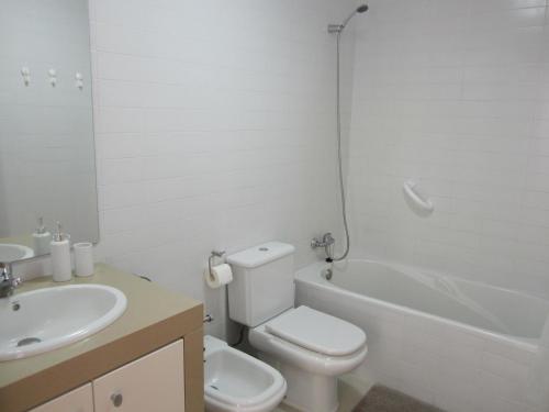ポンタ・デルガダにあるLucy´s Apartmentの白いバスルーム(トイレ、シンク付)