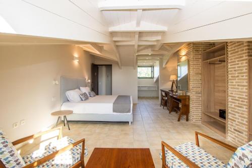 Habitación con cama, mesa y sillas. en Golden Coast Boutique - Luxury Living en Kypseli