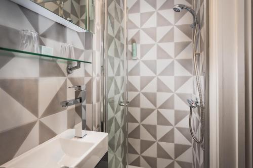 a bathroom with a sink and a shower at Victoria Inn in Salcombe