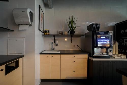 Il comprend une cuisine équipée d'un évier et d'une cafetière. dans l'établissement Student Factory Paris Bagnolet, à Bagnolet