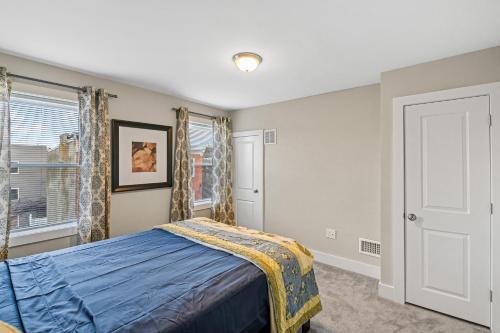 1 dormitorio con cama y ventana en Luxury Rooms near Temple U, Drexel, UPenn, and the MET, en Filadelfia