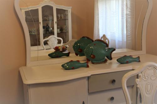 a mirror sitting on top of a dresser at CASA AMABLE in La Roza