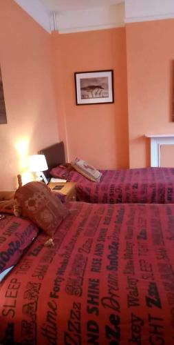 Katil atau katil-katil dalam bilik di Lea Hurst B & B