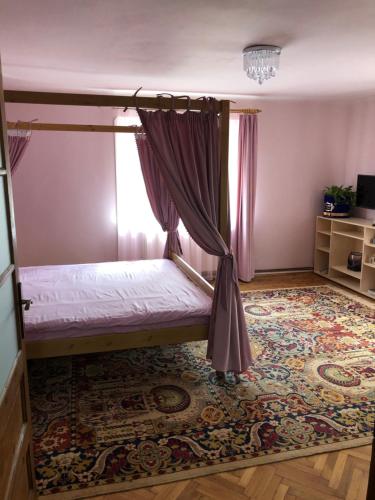 1 dormitorio con litera y alfombra en Casa Weiss, en Sibiu